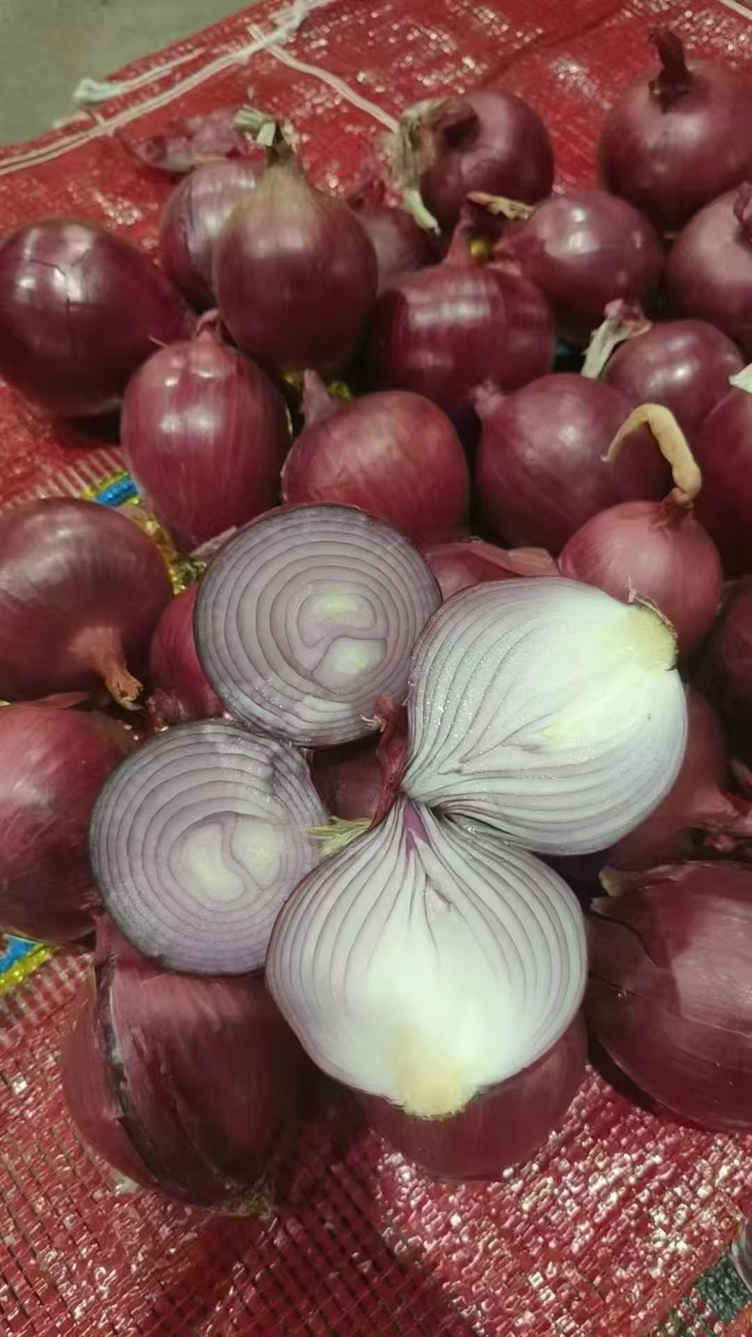 Fresh red onions, whole and halved